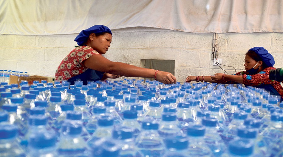 Traders agree not to hike price of bottled water