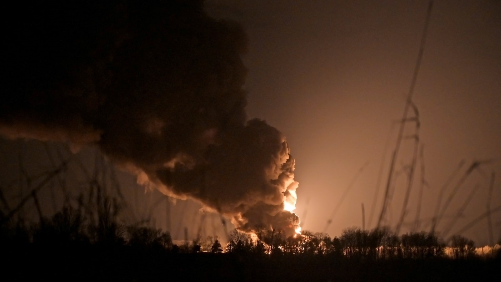 Ukrainian oil and gas facilities burn as west prepares new sanctions