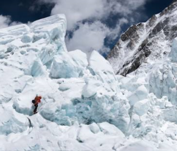 Mount Everest route reopens after 3-week deadlock, Icefall doctors resume climb toward Camp II