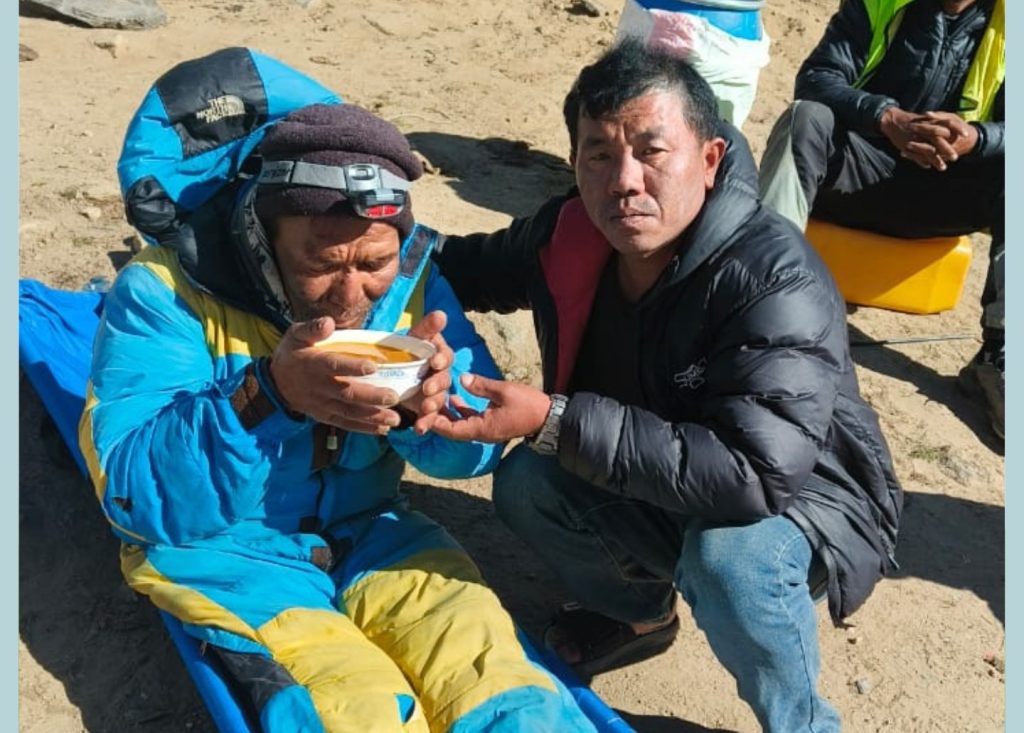 Dawa Sherpa a week of Everest surviver